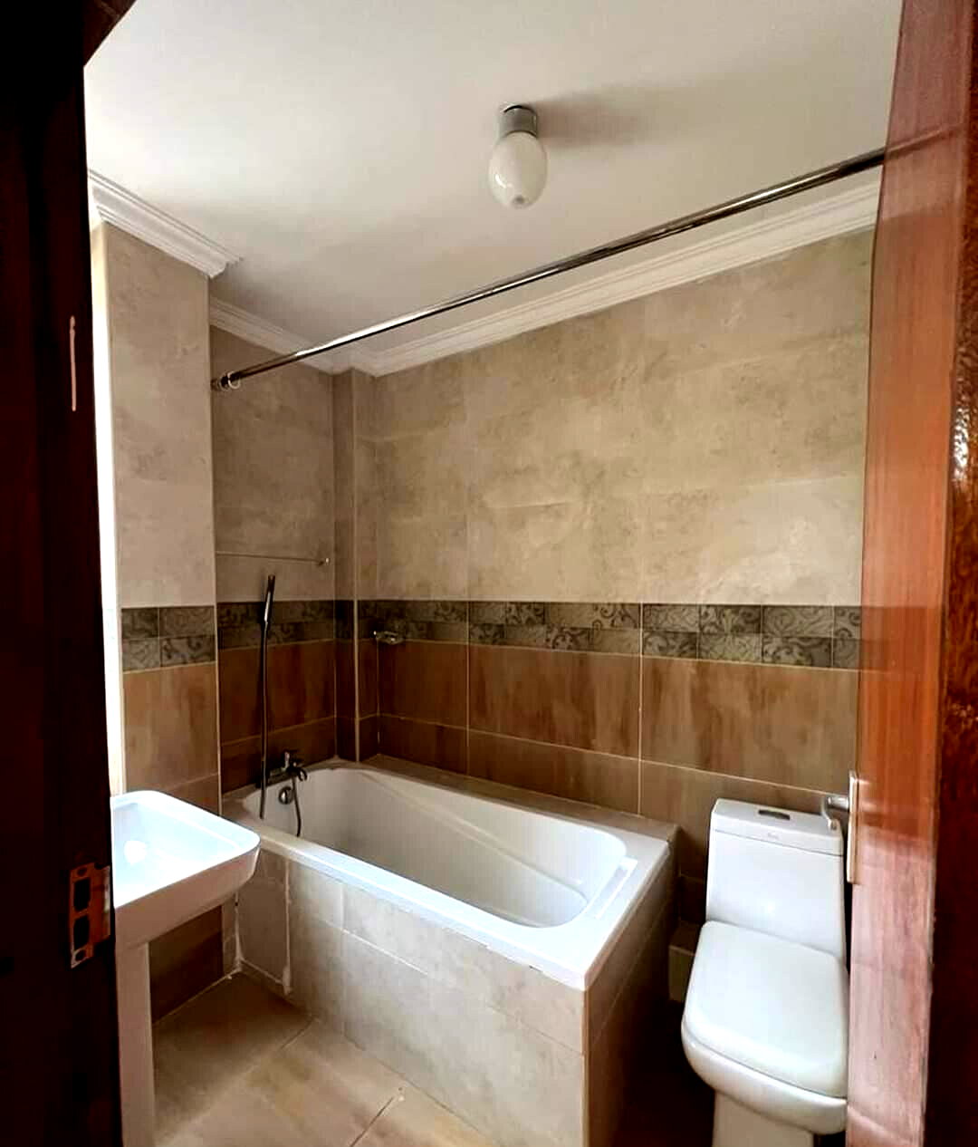 Spacious 5-Bed Townhouse with Pool & DSQ - Lavington