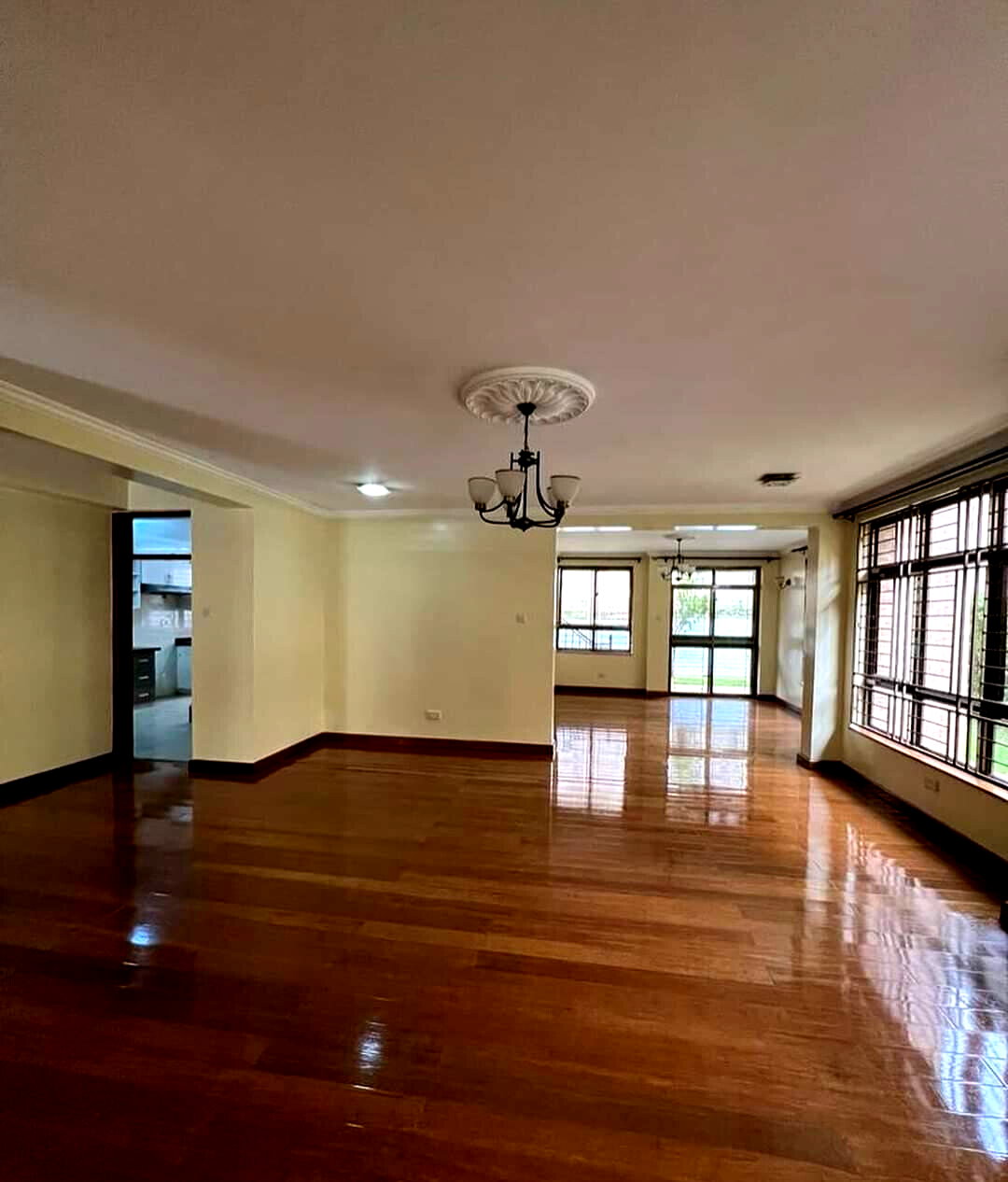 Spacious 5-Bed Townhouse with Pool & DSQ - Lavington