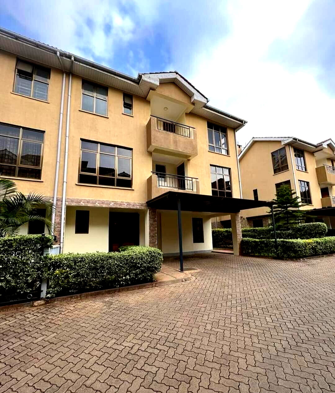 Spacious 5-Bed Townhouse with Pool & DSQ - Lavington