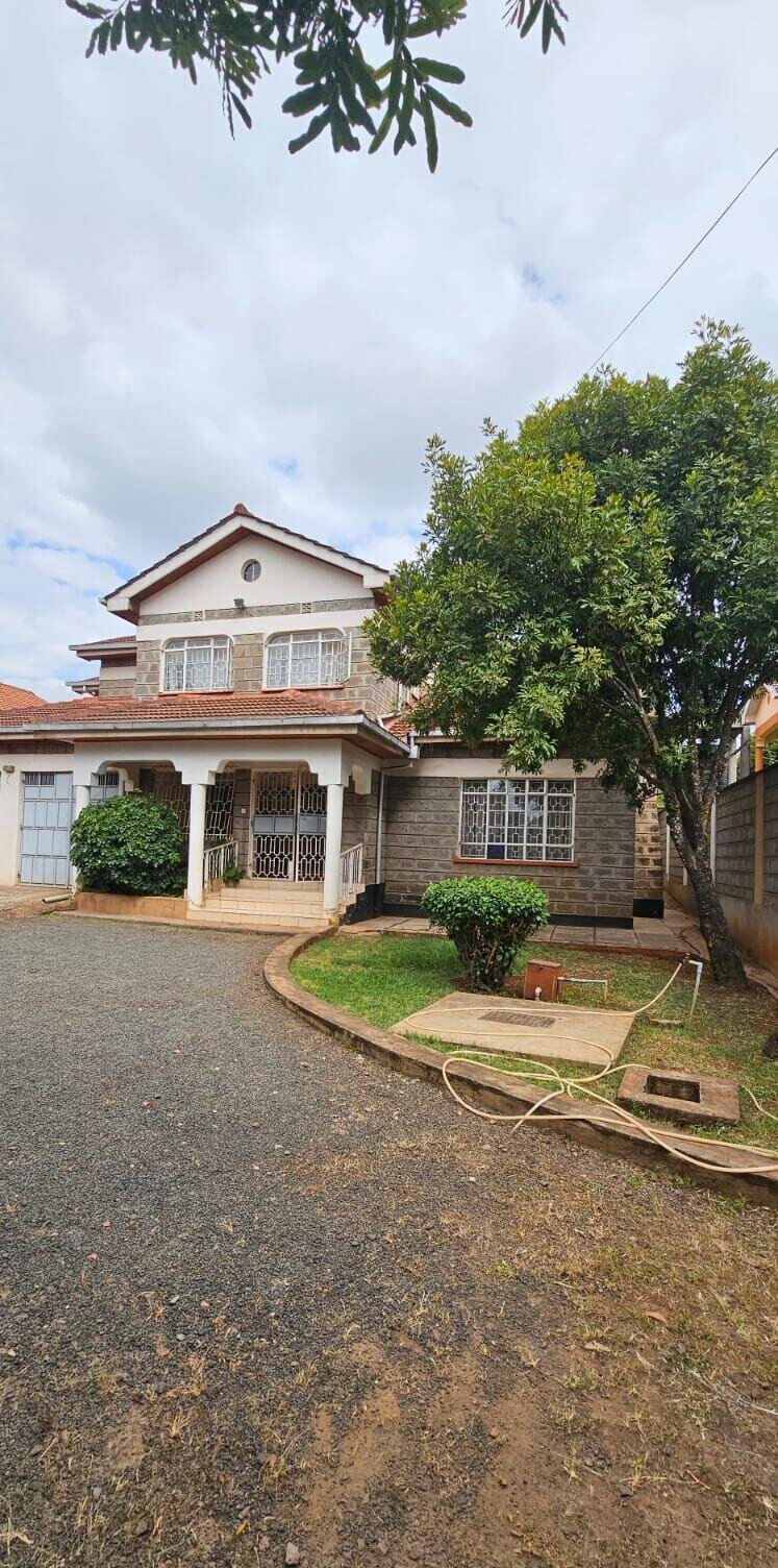 5-Bed Townhouse with DSQ & Double Garage - Kahawa Sukari
