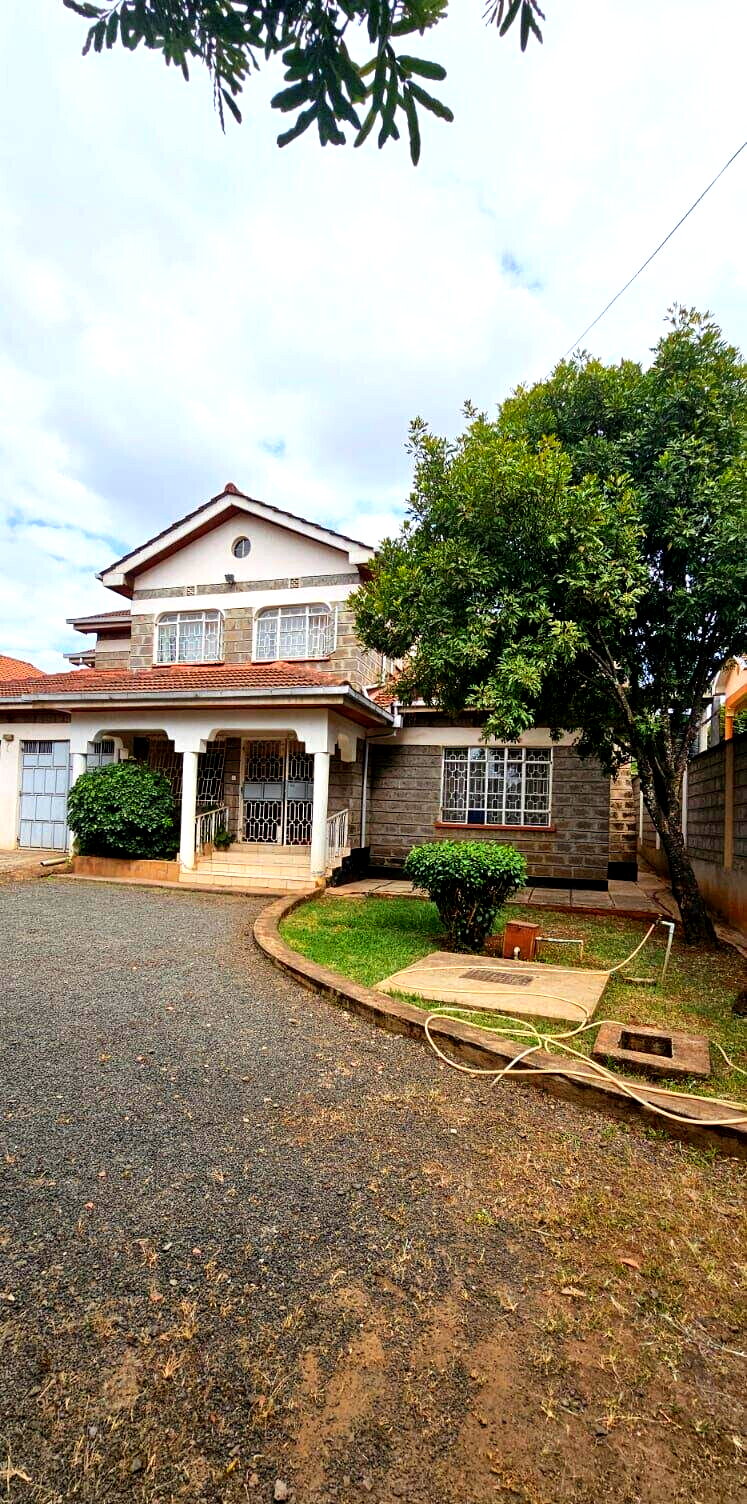 5-Bed Townhouse with DSQ & Double Garage - Kahawa Sukari