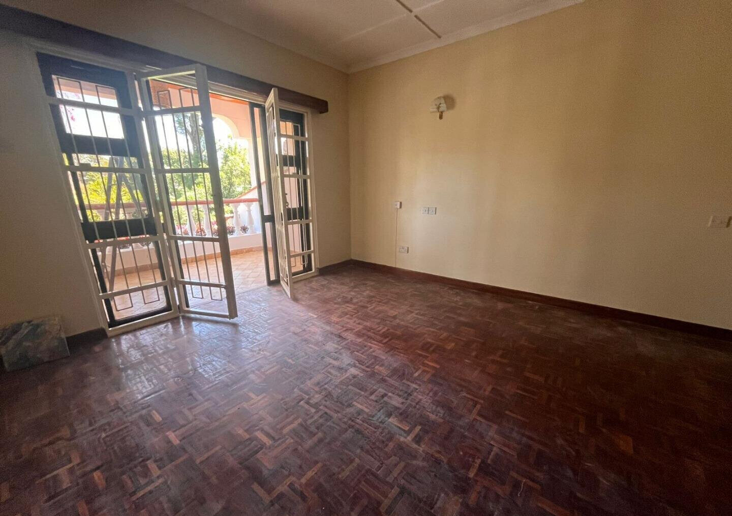 4-Ensuite Townhouse with DSQ & Pool on Half-Acre - Nyari