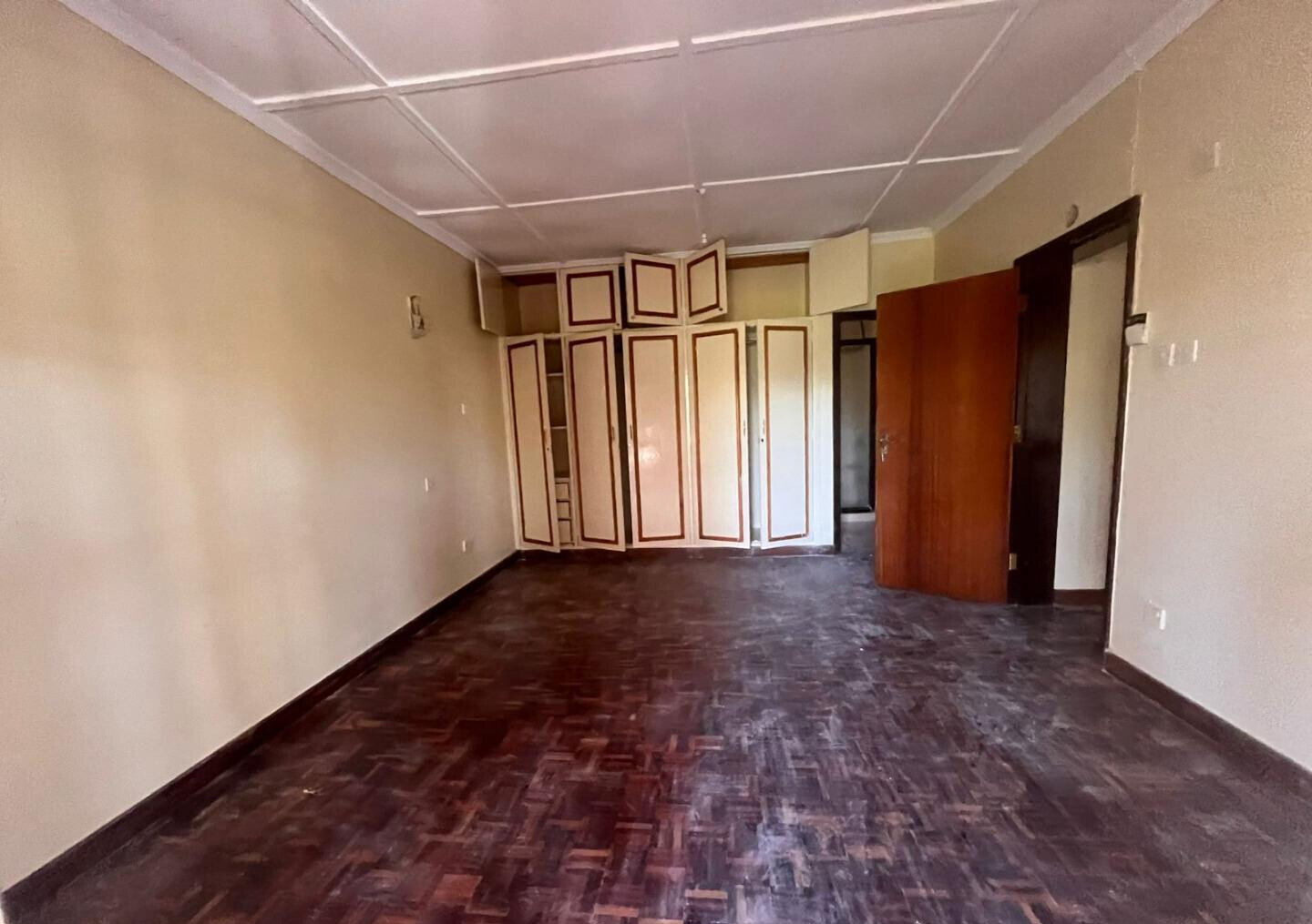 4-Ensuite Townhouse with DSQ & Pool on Half-Acre - Nyari