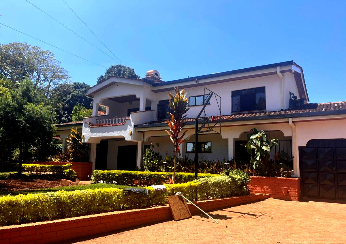 4-Ensuite Townhouse with DSQ & Pool on Half-Acre - Nyari