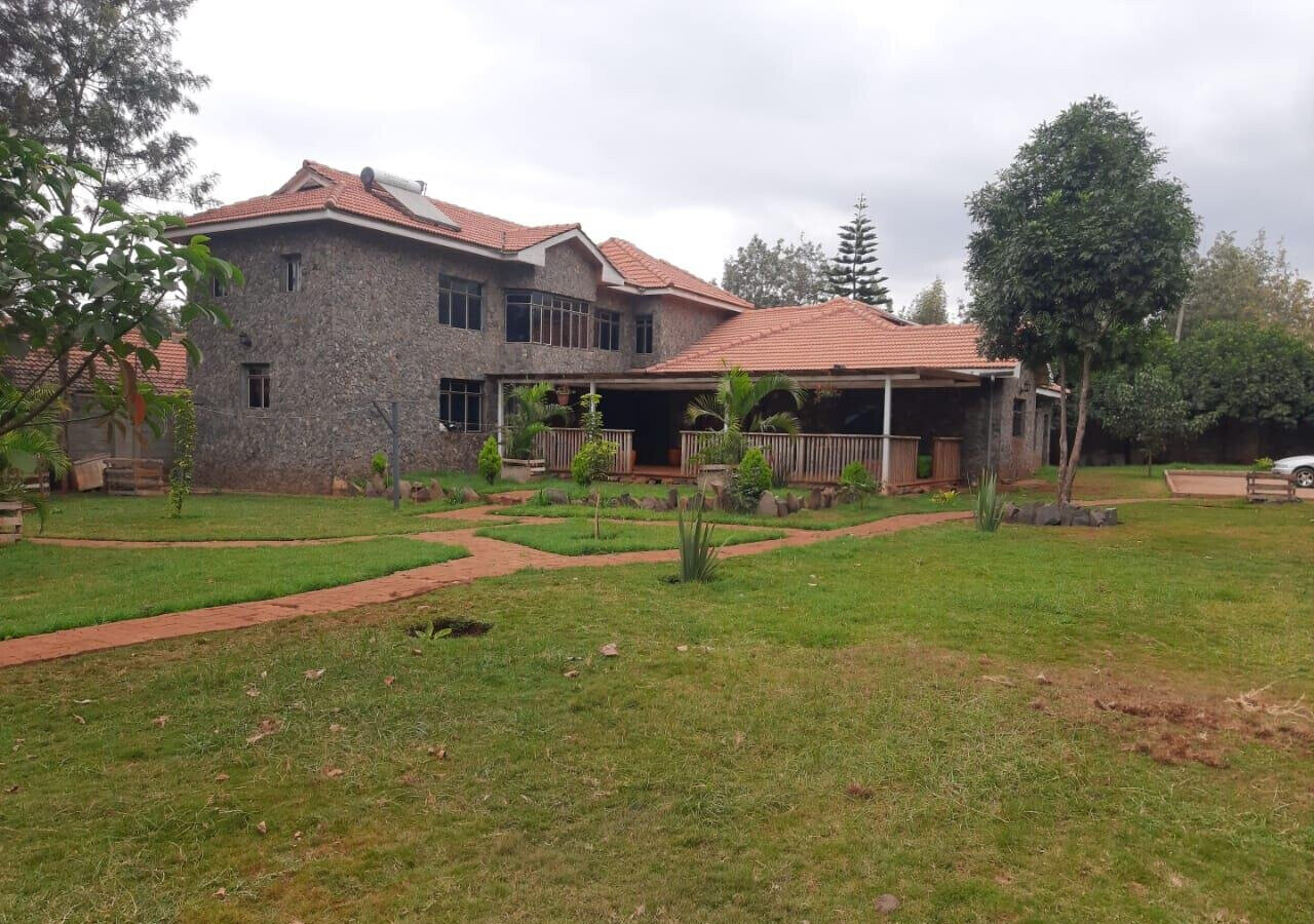 Quick-Sale 6BR Townhouse on 1 Acre with Guest Wing - Kiserian