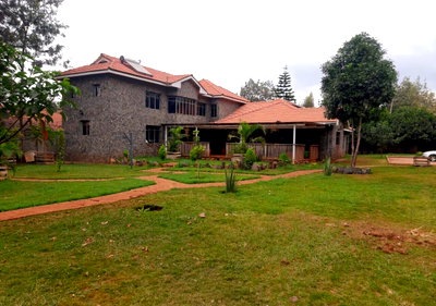 Quick-Sale 6BR Townhouse on 1 Acre with Guest Wing - Kiserian