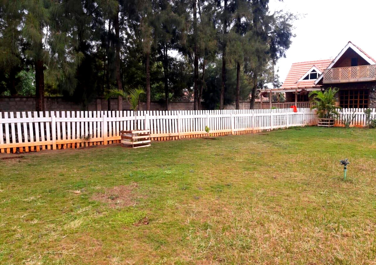 Quick-Sale 6BR Townhouse on 1 Acre with Guest Wing - Kiserian