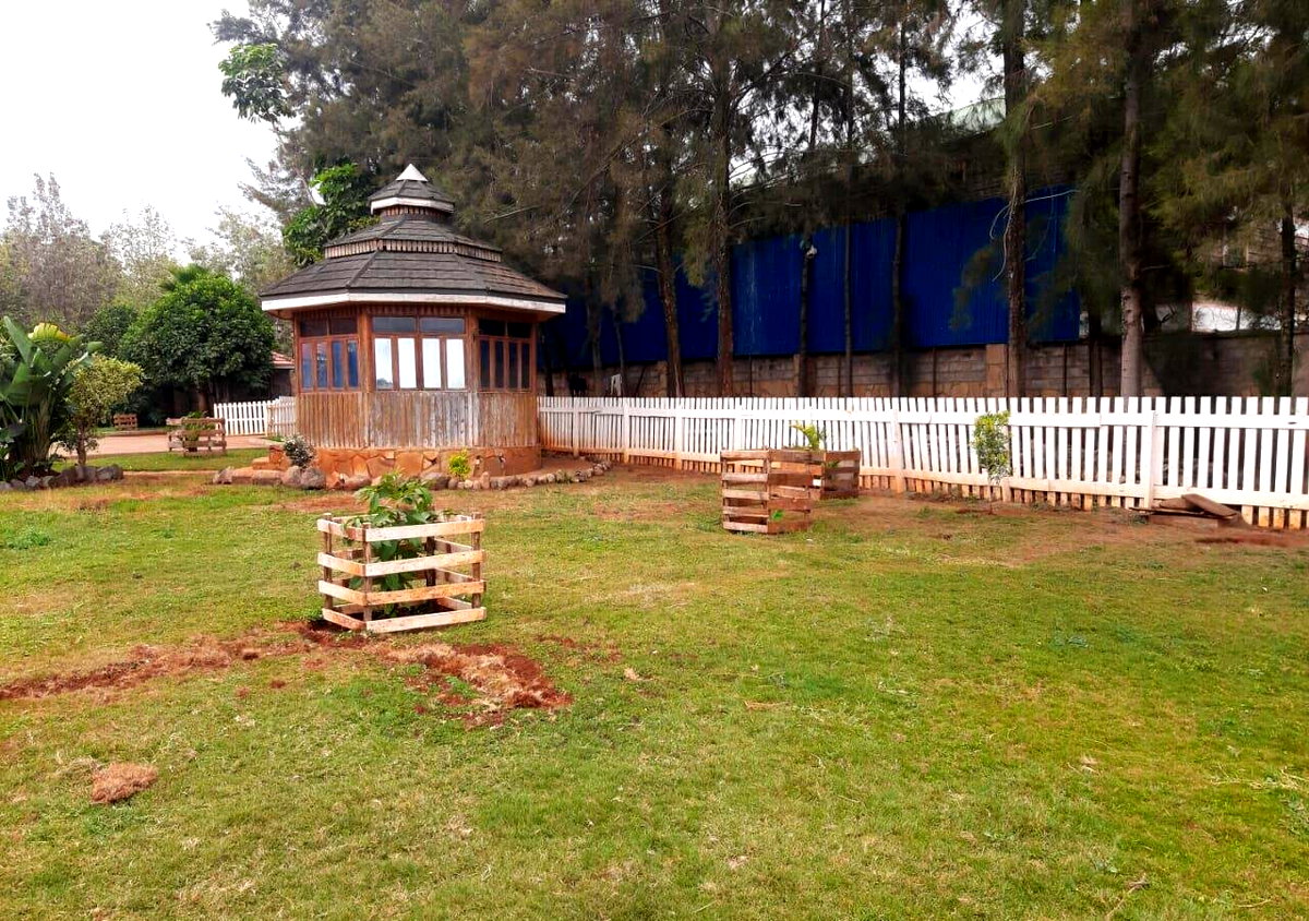 Quick-Sale 6BR Townhouse on 1 Acre with Guest Wing - Kiserian