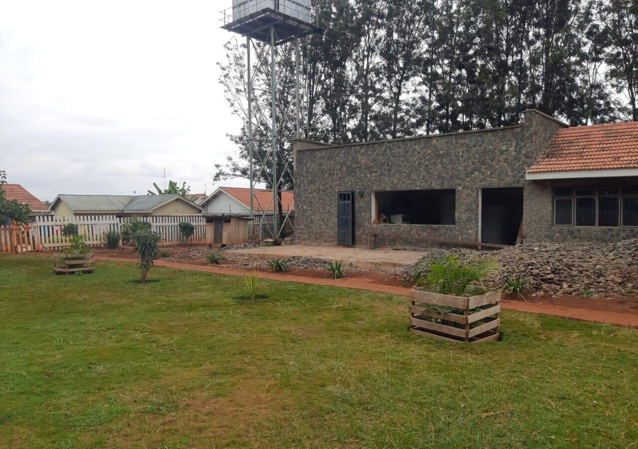 Quick-Sale 6BR Townhouse on 1 Acre with Guest Wing - Kiserian