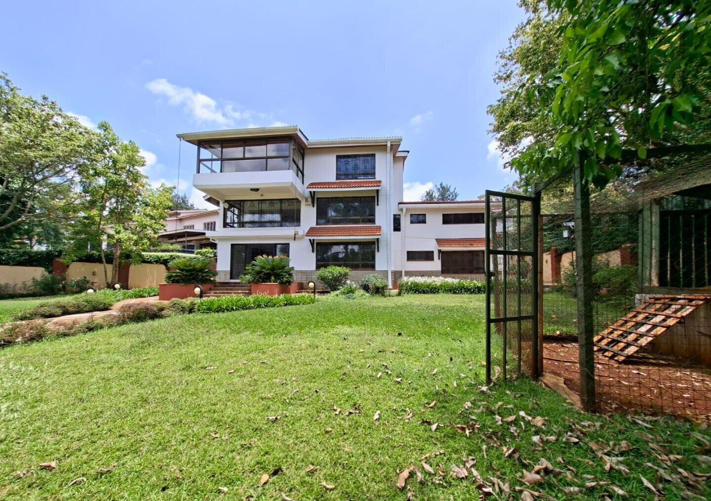 0.19 Acre 6BR Haven with Garden