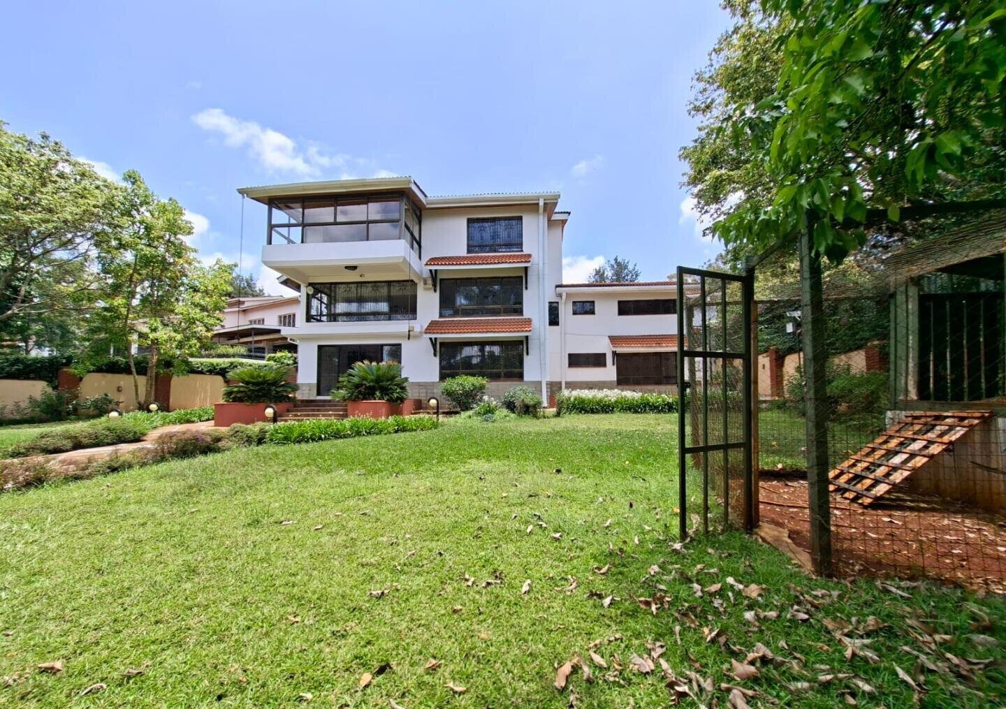 0.19 Acre 6BR Haven with Garden
