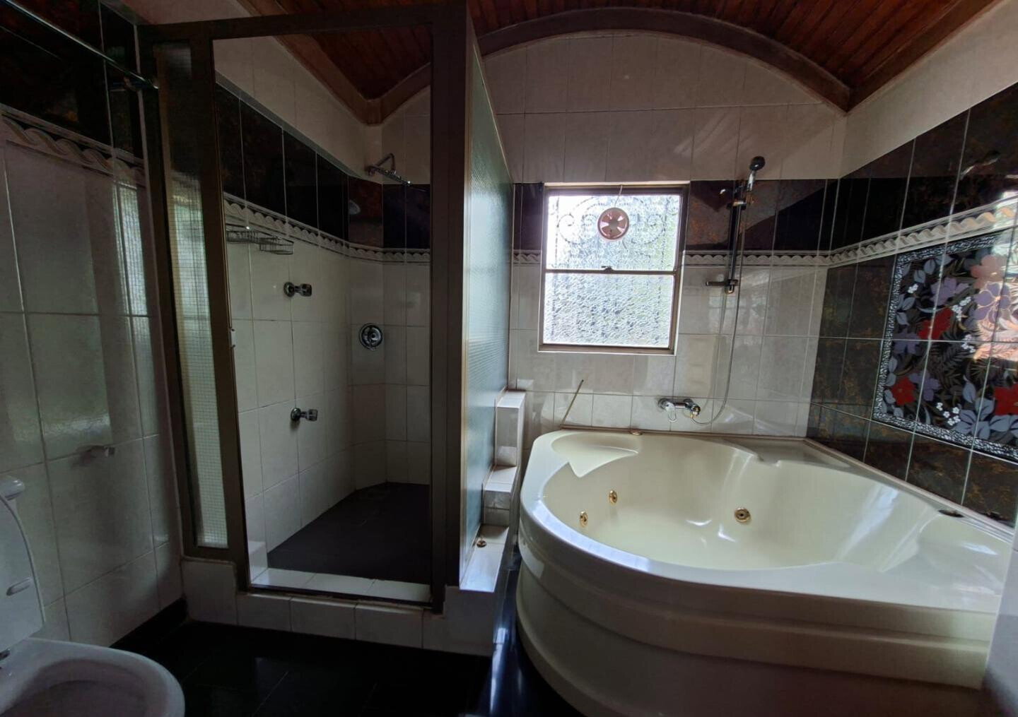 0.19 Acre 6BR Haven with Garden