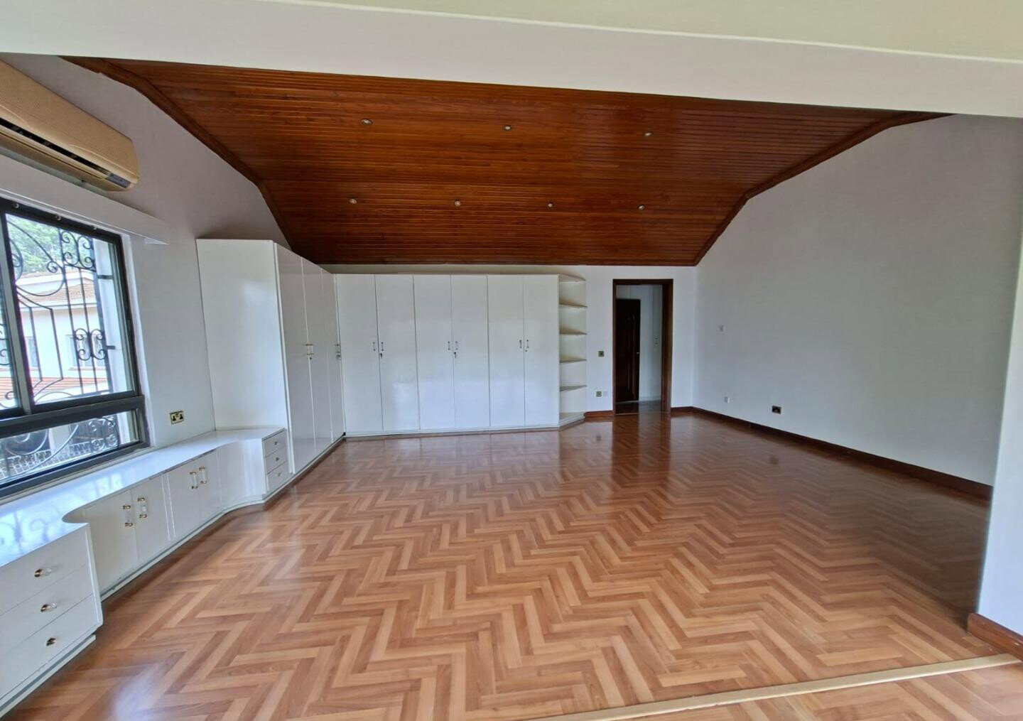 0.19 Acre 6BR Haven with Garden