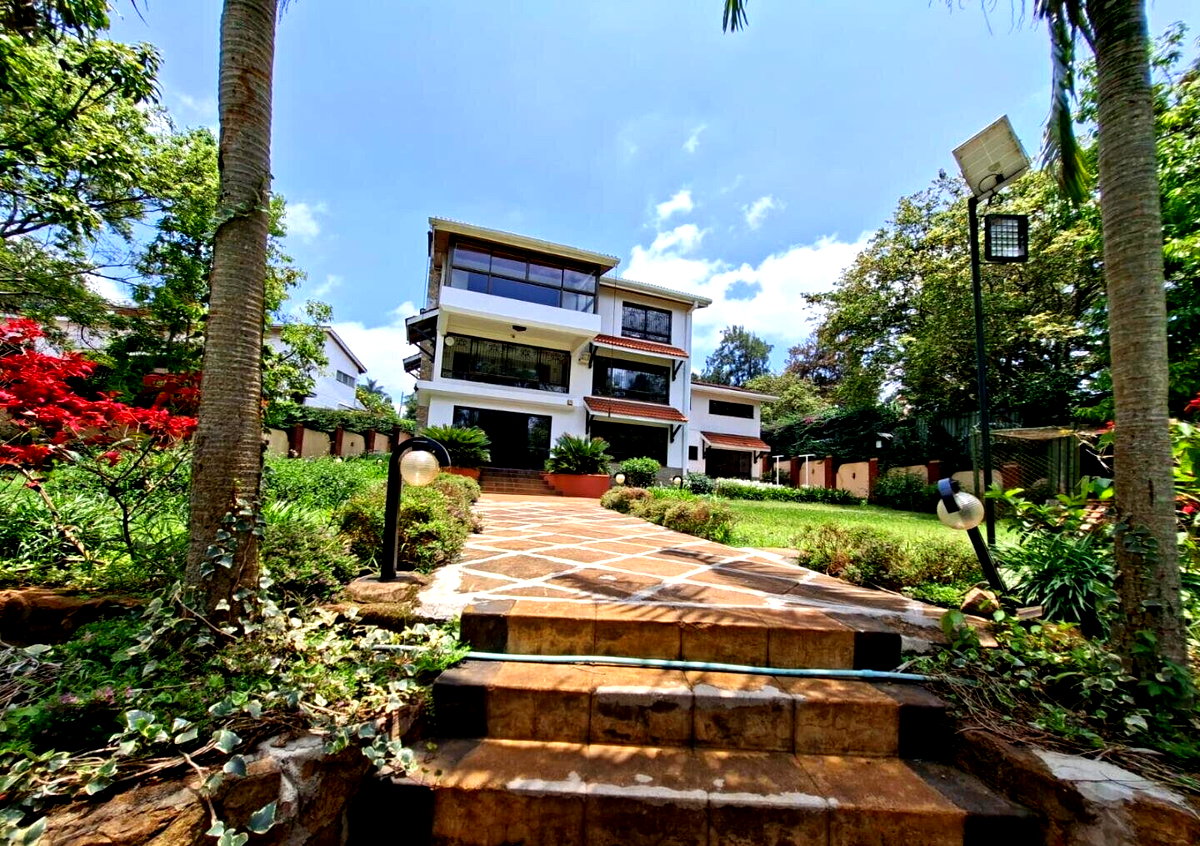 0.19 Acre 6BR Haven with Garden