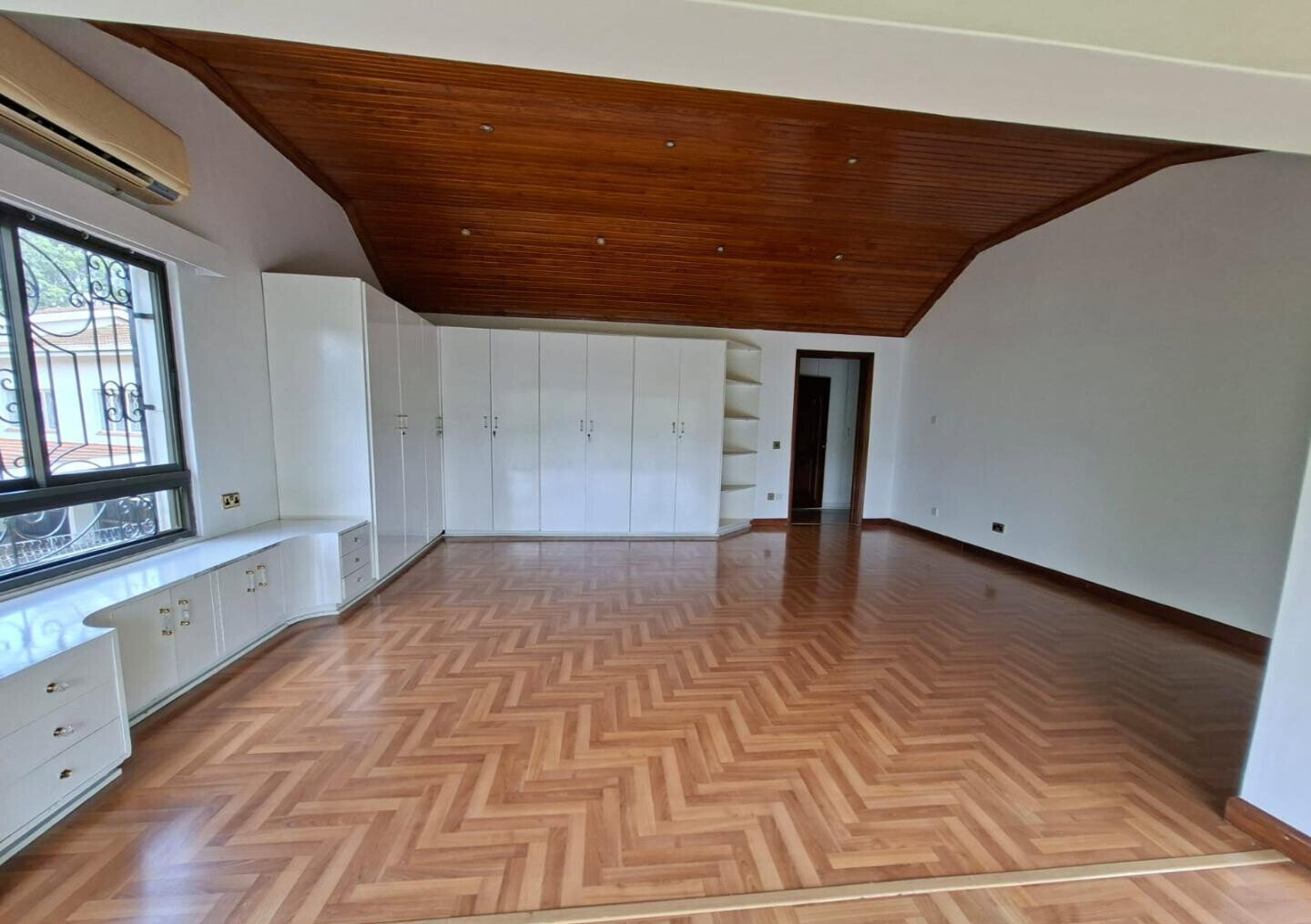 0.19 Acre 6BR Haven with Garden