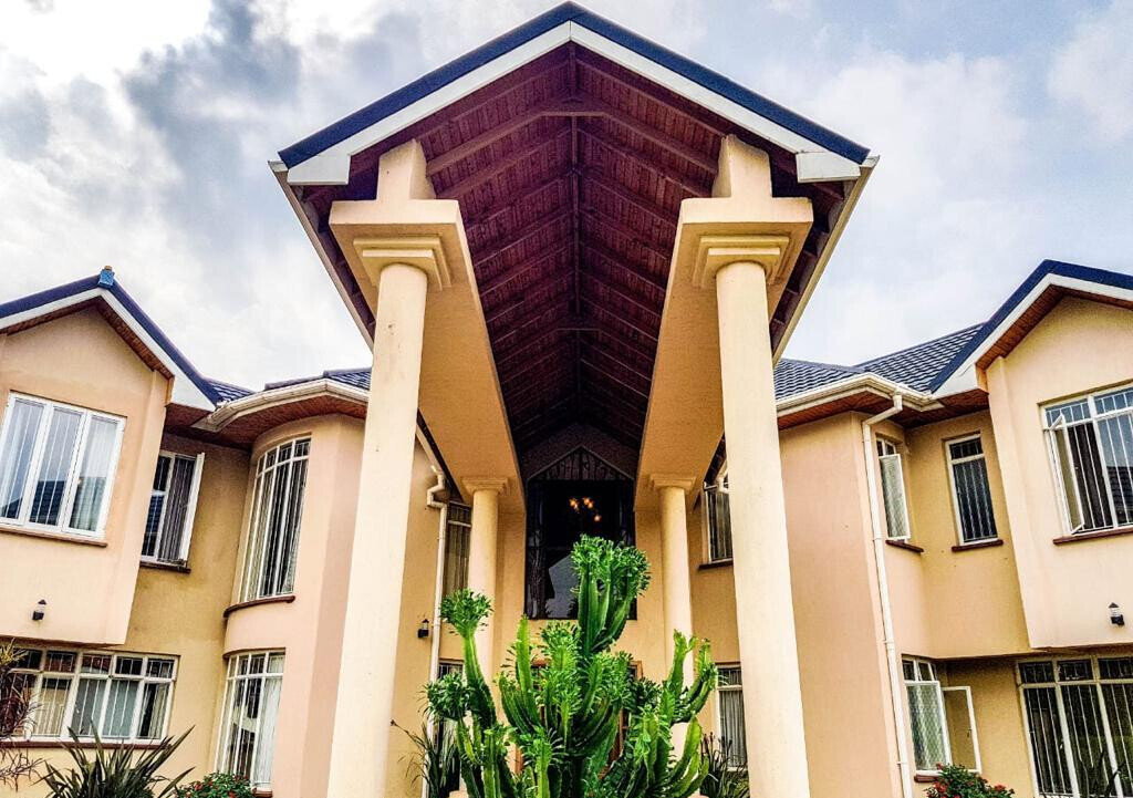 5BR All-Ensuite Townhouse on Half-Acre with Kitchen Garden - Ridgeways