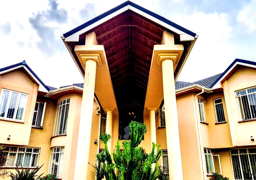 5BR All-Ensuite Townhouse on Half-Acre with Kitchen Garden - Ridgeways
