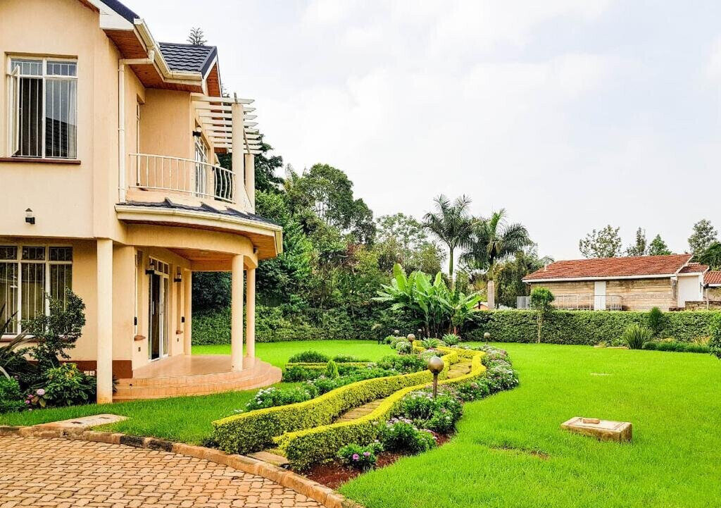 5BR All-Ensuite Townhouse on Half-Acre with Kitchen Garden - Ridgeways