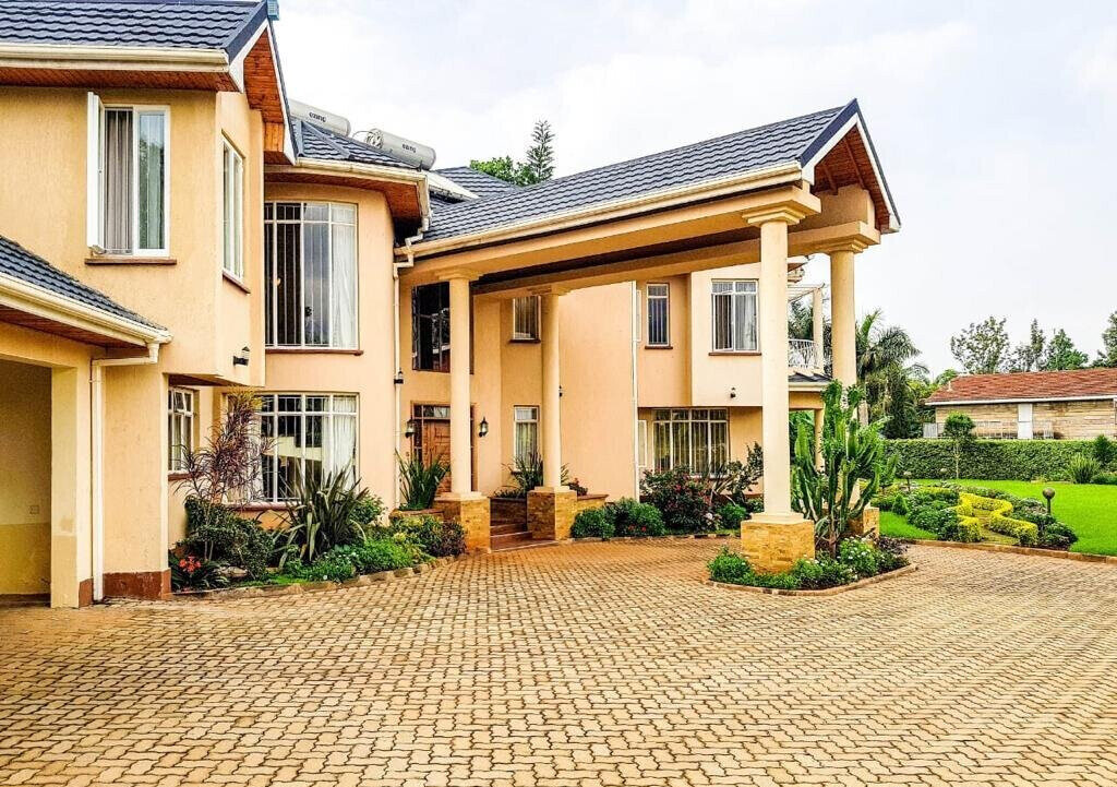 5BR All-Ensuite Townhouse on Half-Acre with Kitchen Garden - Ridgeways
