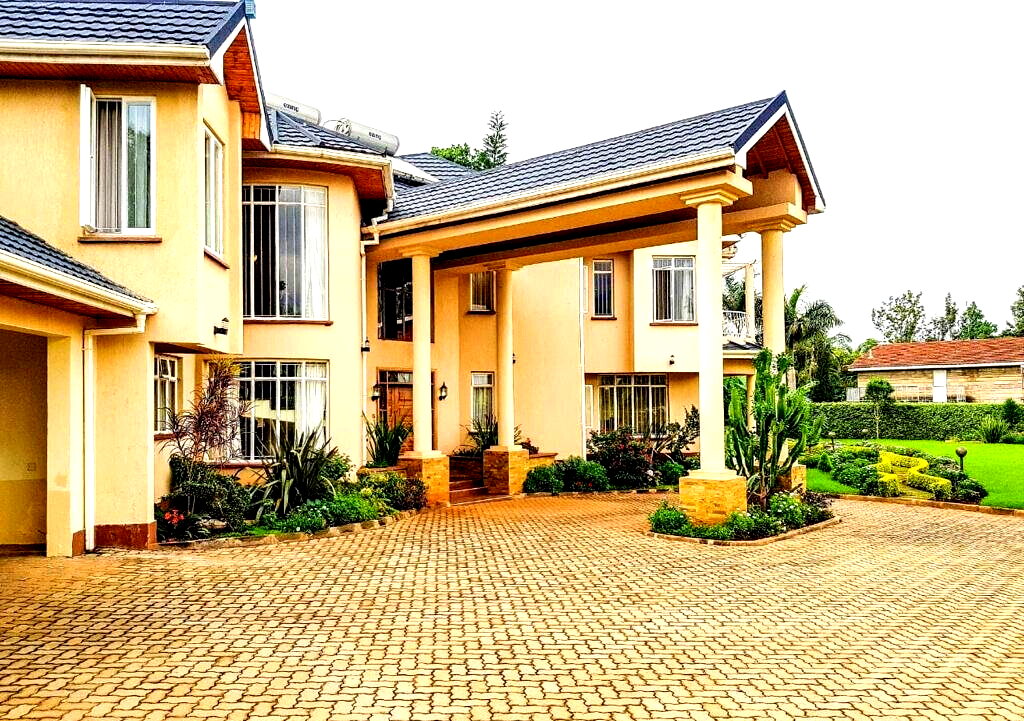 5BR All-Ensuite Townhouse on Half-Acre with Kitchen Garden - Ridgeways