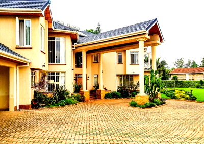 5BR All-Ensuite Townhouse on Half-Acre with Kitchen Garden - Ridgeways