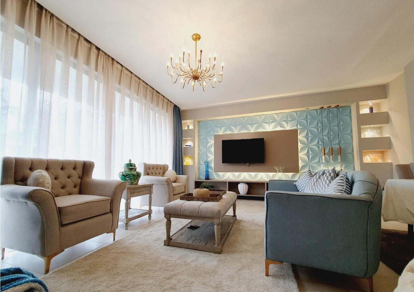 Executive 3BR + DSQ with Infinity Pool & Borehole – Riverside
