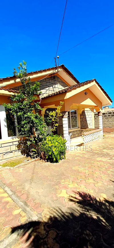 3bdrm Bungalow in Kiembeni for sale - Image 5