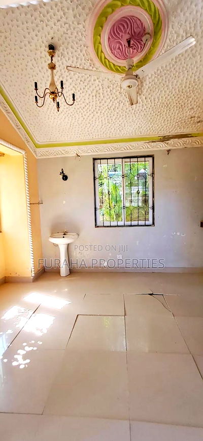 3bdrm Bungalow in Kiembeni for sale - Image 4