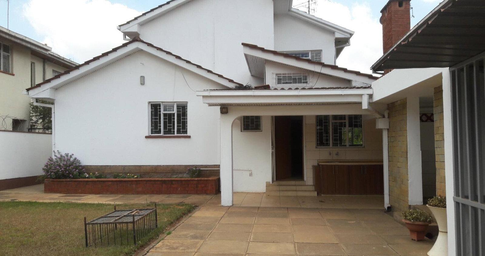4-Bed Townhouse with Fireplace & Private Garden - Lavington
