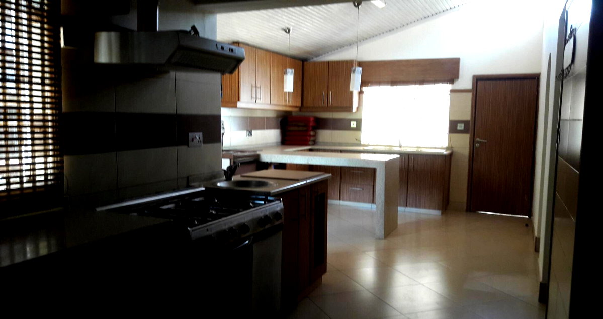 4-Bed Townhouse with Fireplace & Private Garden - Lavington