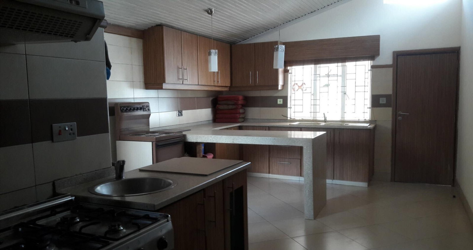 4-Bed Townhouse with Fireplace & Private Garden - Lavington