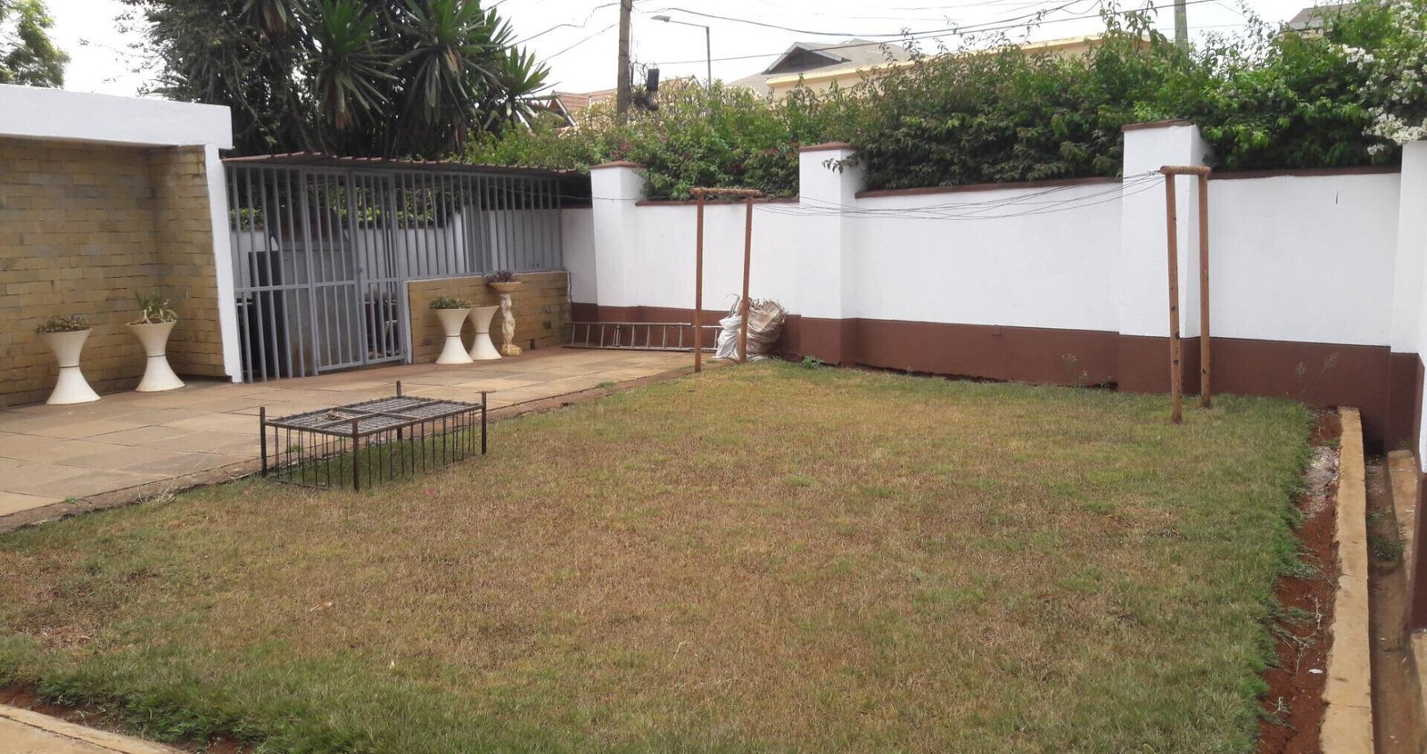 4-Bed Townhouse with Fireplace & Private Garden - Lavington