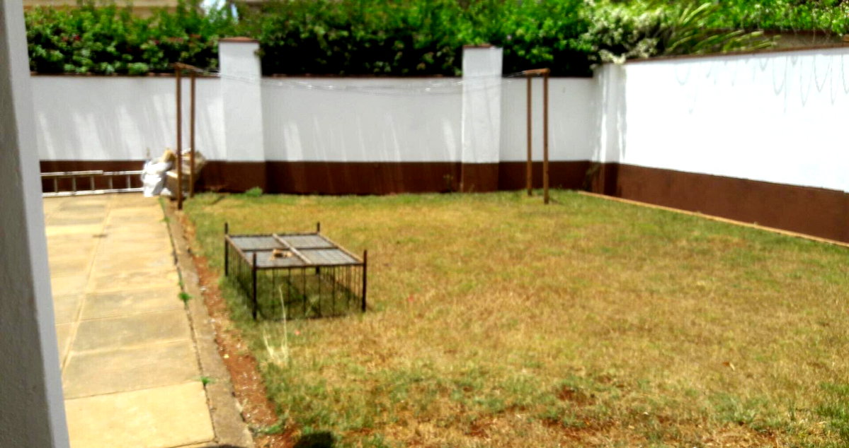 4-Bed Townhouse with Fireplace & Private Garden - Lavington