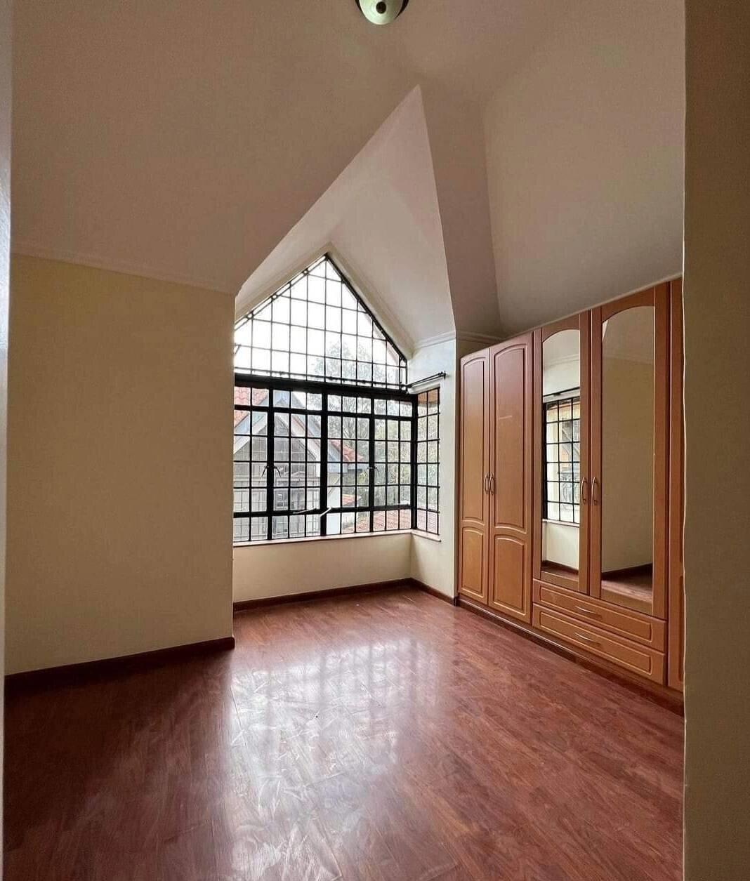5-Ensuite Townhouse with DSQ & Mature Garden - Lavington