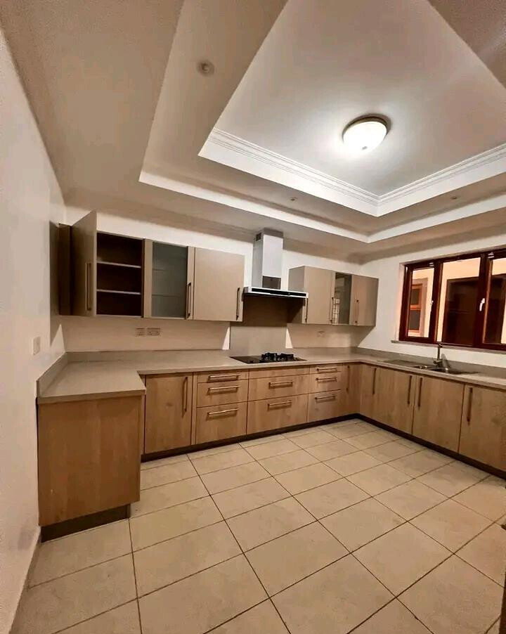 5-Ensuite Townhouse Steps from Braeburn School - Lavington