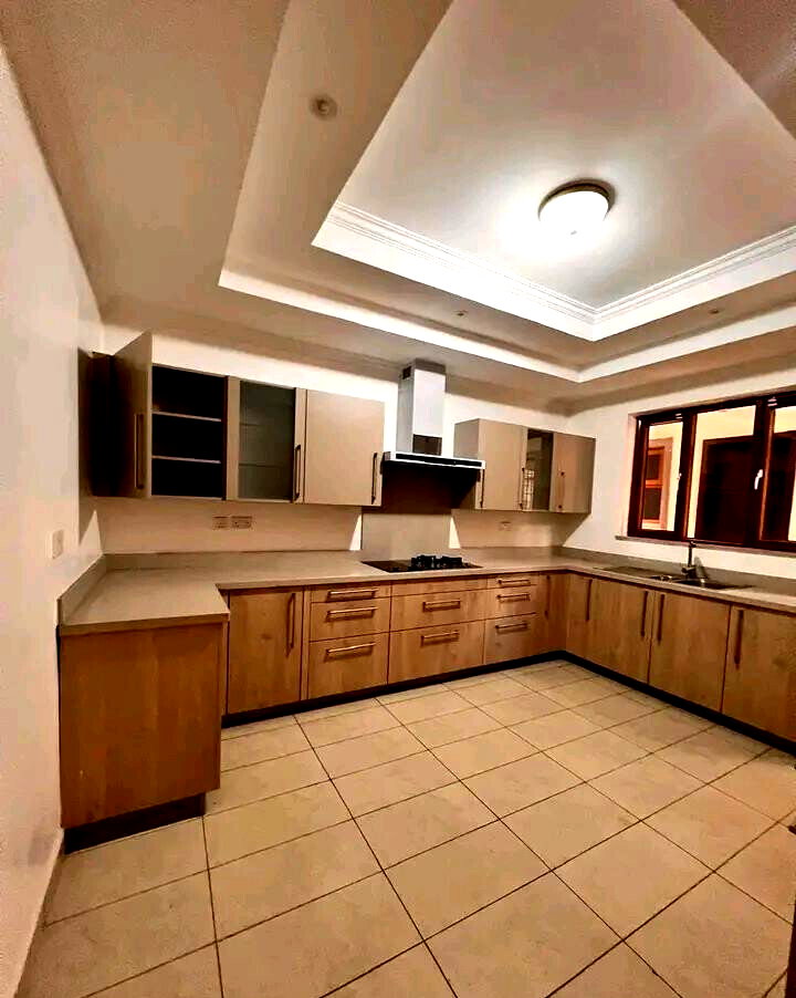 5-Ensuite Townhouse Steps from Braeburn School - Lavington