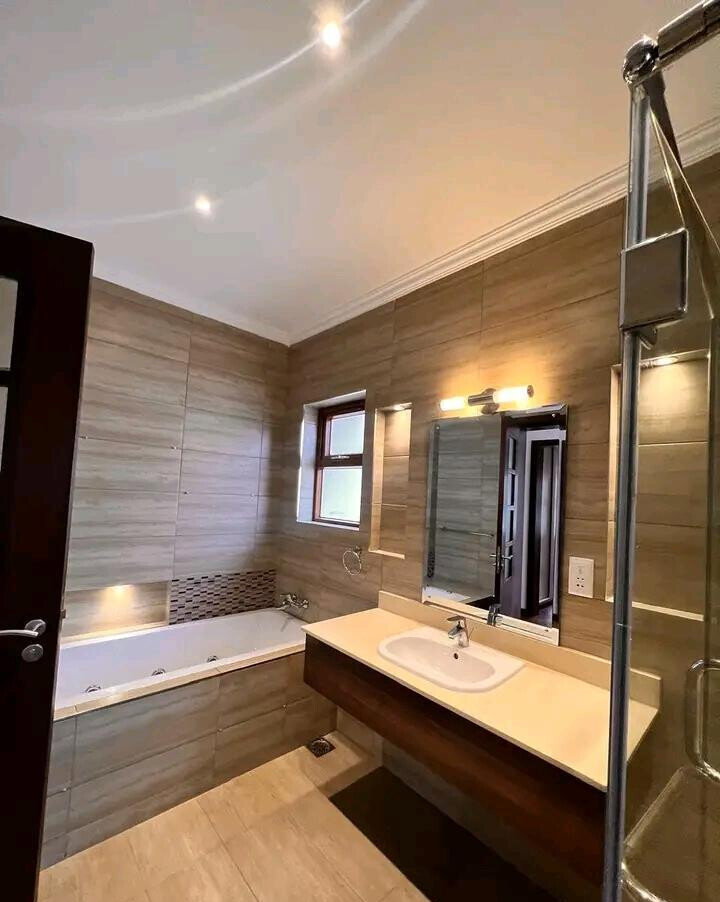 5-Ensuite Townhouse Steps from Braeburn School - Lavington