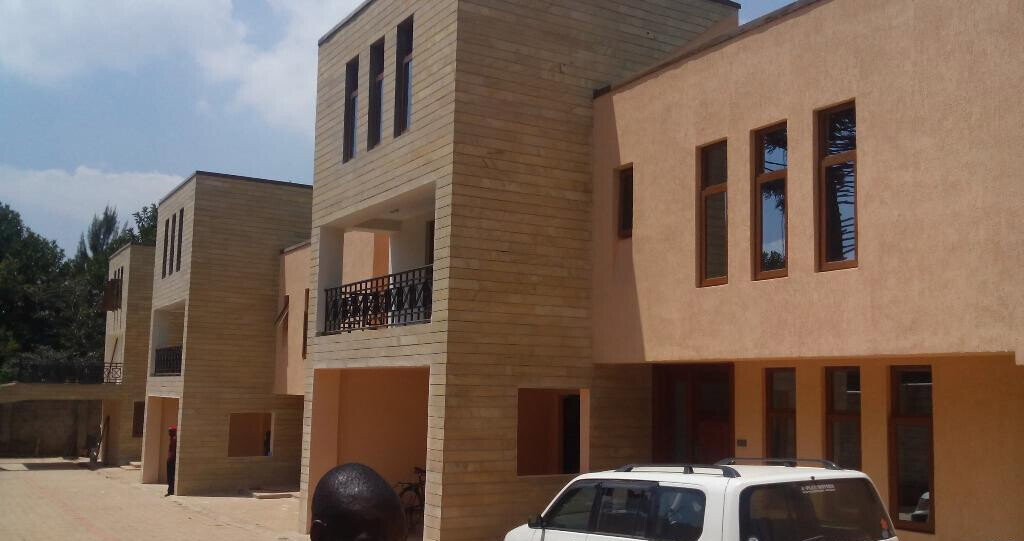 5-Bed Townhouse with Private Pool & Jacuzzi - Lavington