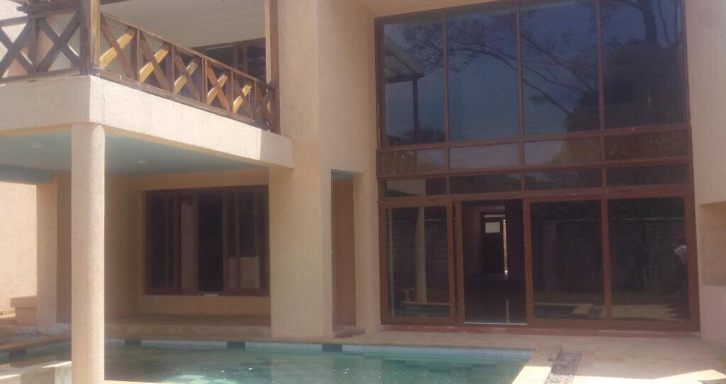 5-Bed Townhouse with Private Pool & Jacuzzi - Lavington