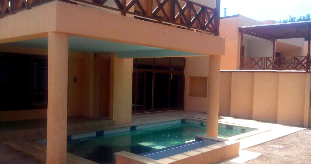 5-Bed Townhouse with Private Pool & Jacuzzi - Lavington