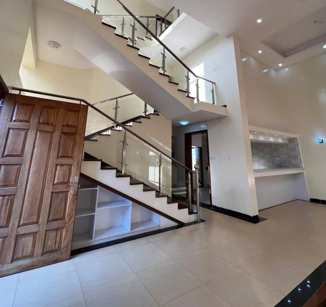 Pet-Friendly 5-Ensuite Townhouse with DSQ - Lavington