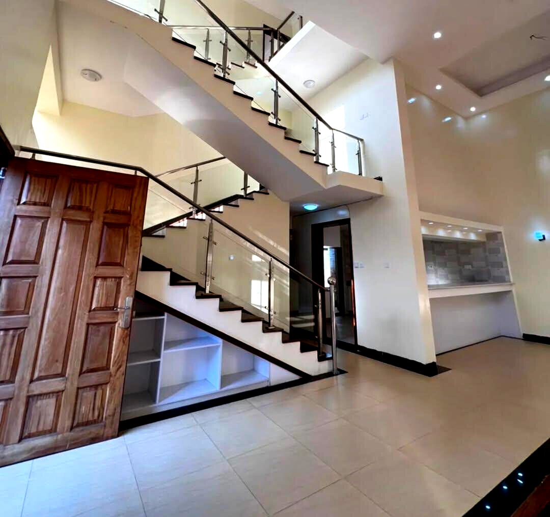 Pet-Friendly 5-Ensuite Townhouse with DSQ - Lavington