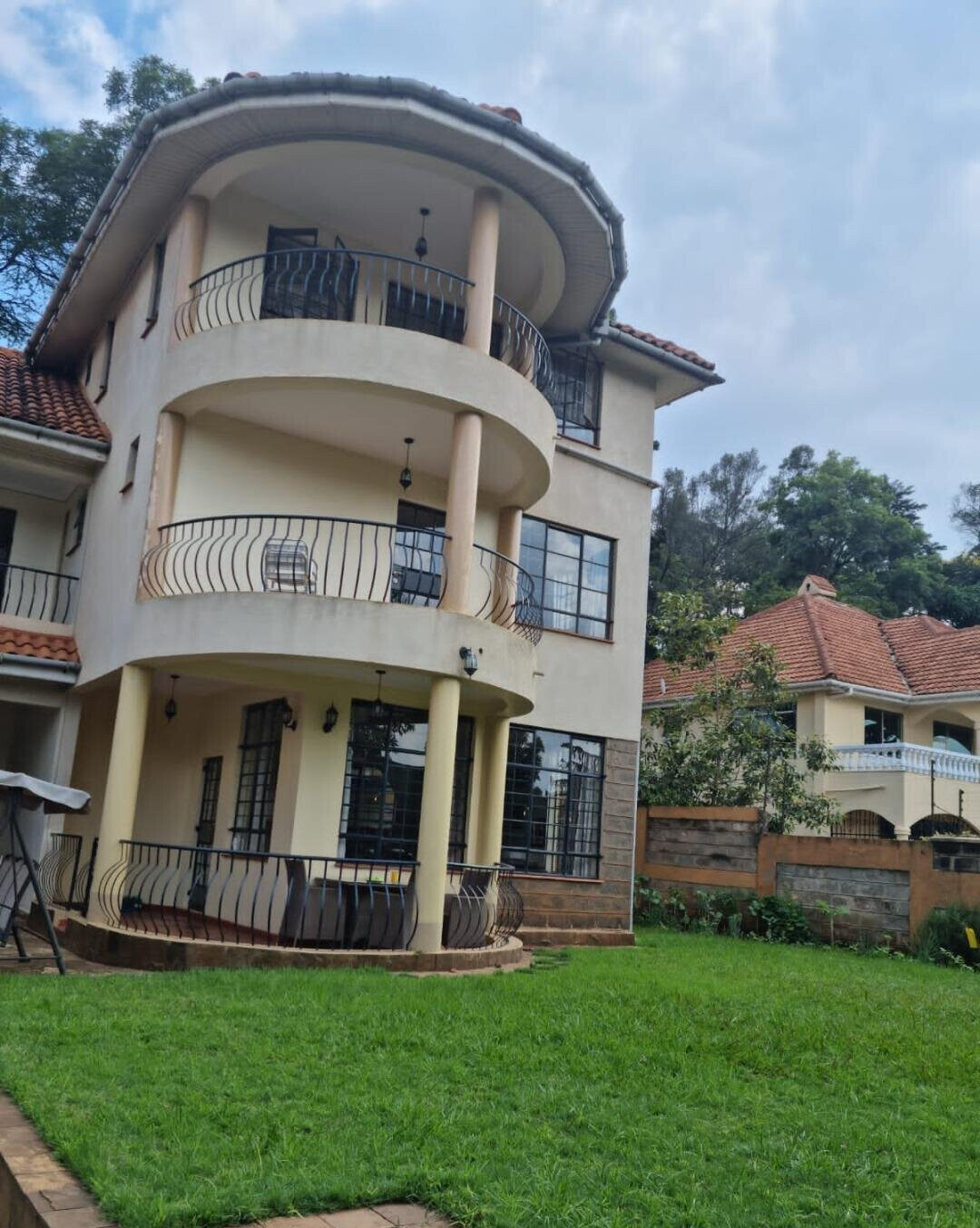 5BR Townhouse with 2 DSQs & Private Garden - Lavington