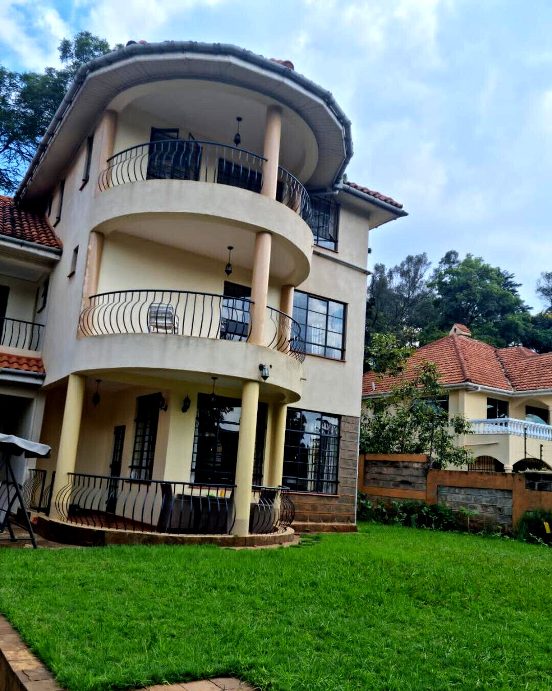 5BR Townhouse with 2 DSQs & Private Garden - Lavington
