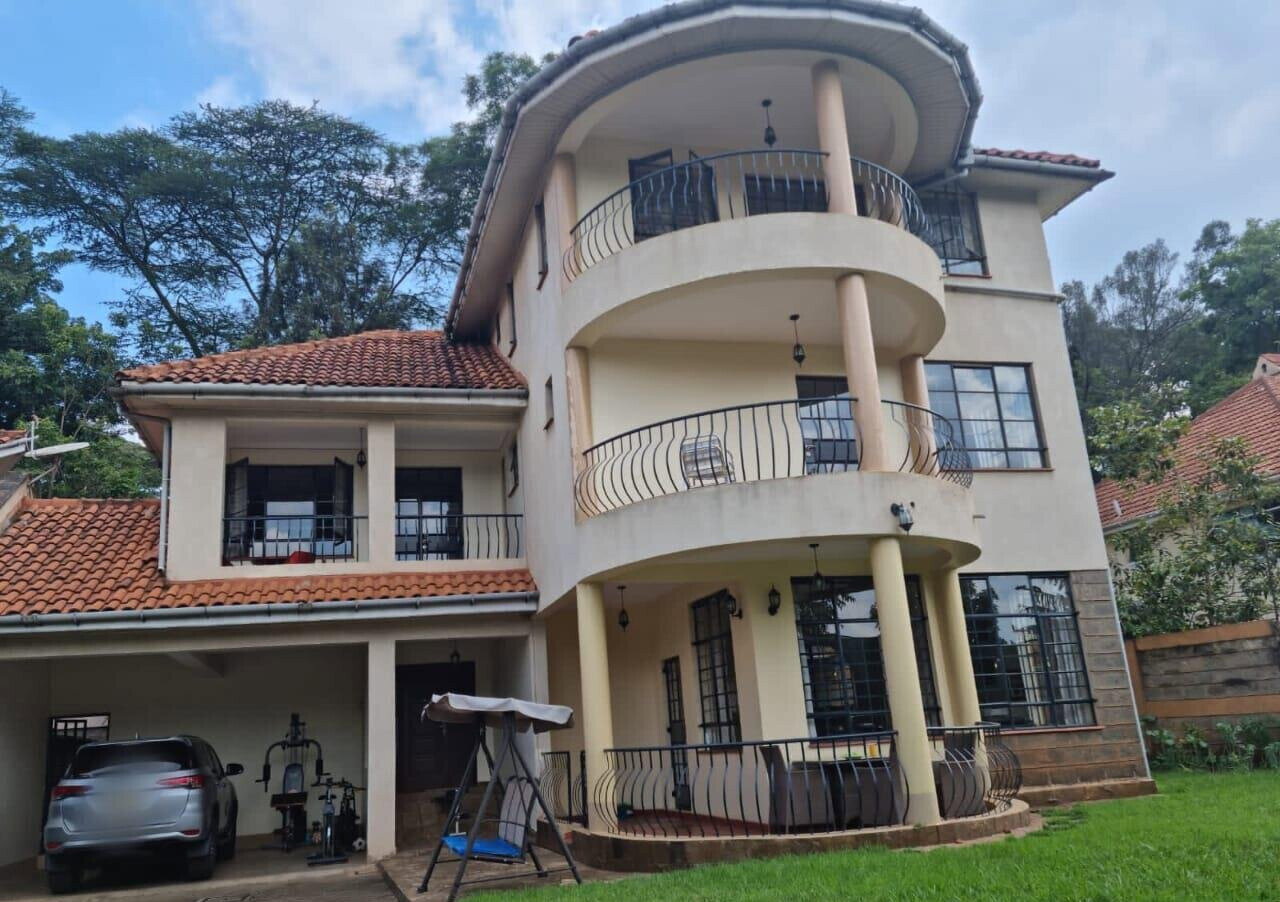 5BR Townhouse with 2 DSQs & Private Garden - Lavington