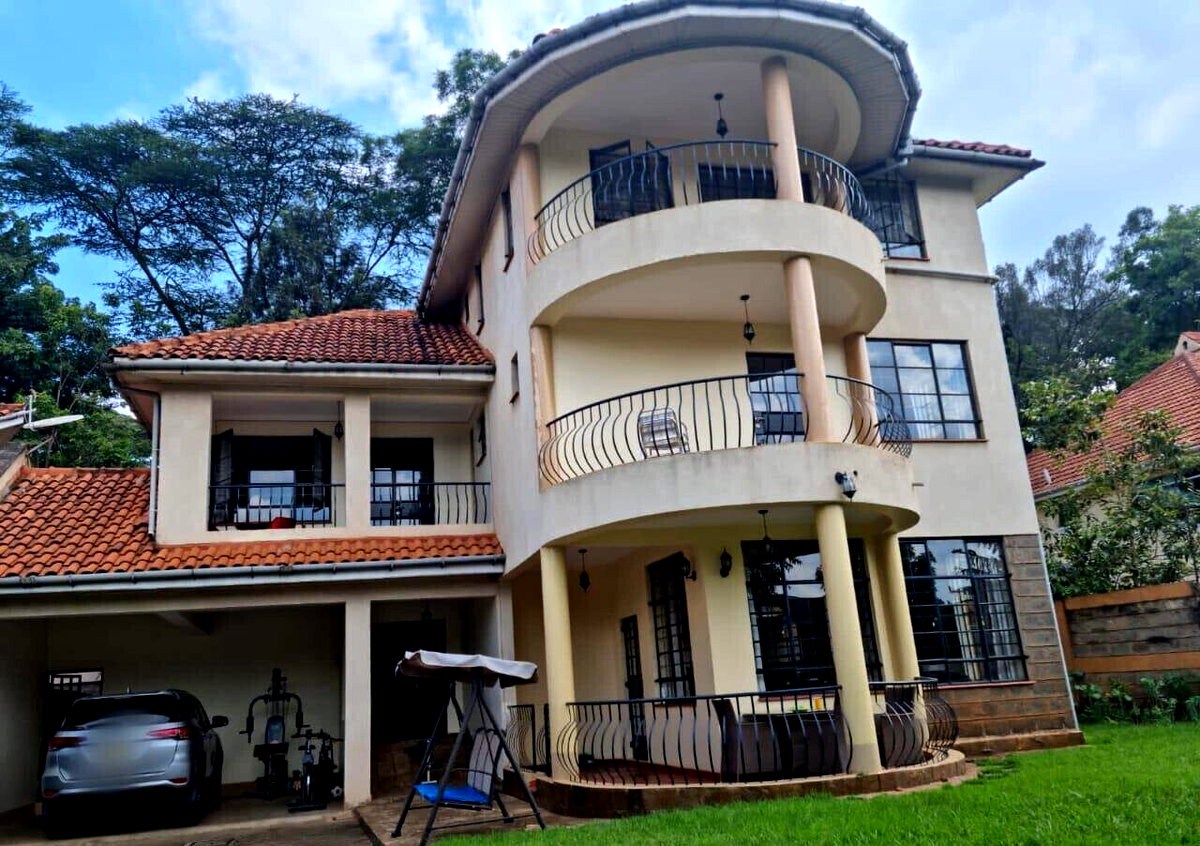 5BR Townhouse with 2 DSQs & Private Garden - Lavington