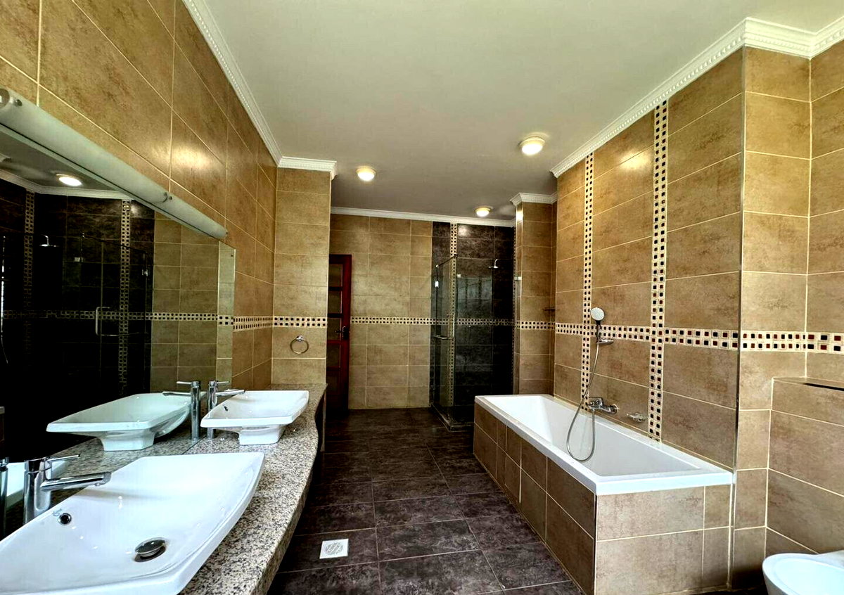 5-Ensuite Townhouse with DSQ & Granite Kitchen - Lavington