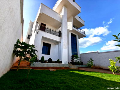 285sqm 6BR Townhouse with Garden