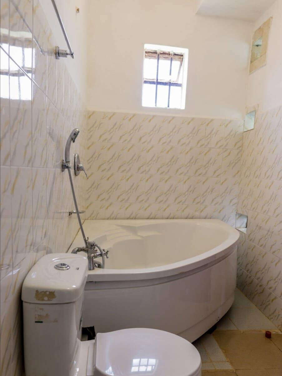 6BR Standalone Home with Guest Wing & Pool on Half-Acre - Runda