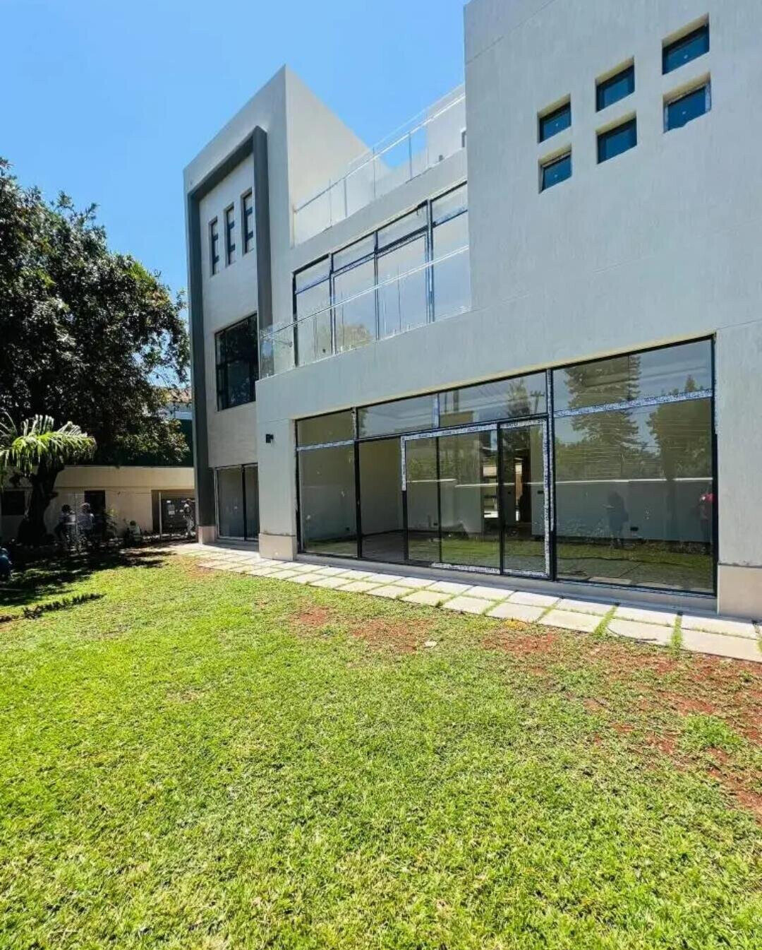 5-Ensuite Townhouse with Jacuzzi & DSQ in Quiet Lavington Cul-de-Sac